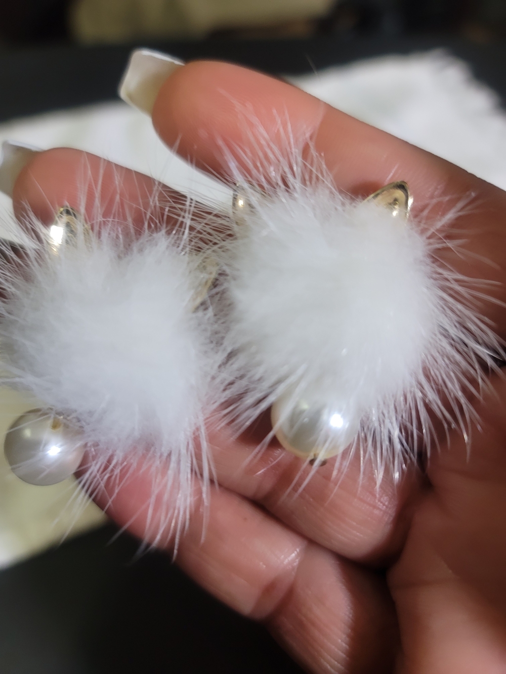 Pre-owned-White Faux Fur Pearl Cat Stud Earrings